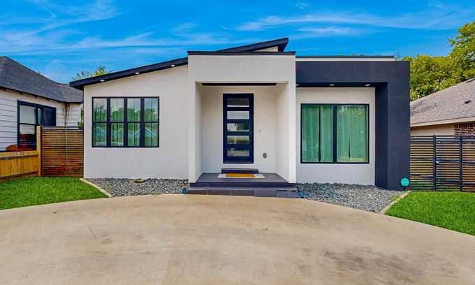 Cedar Crest House | Modern Dallas home with open floor near golf course, zoo and mall