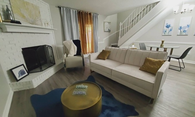 Tougaloo House | Modern Designer Townhouse | Ideal for Long Term Executive Stays