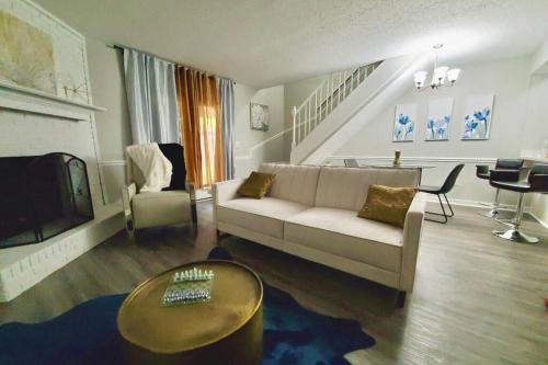 Tougaloo House | Modern Designer Townhouse 2Br Ideal for Long Stays!