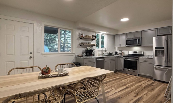 Palmer Apartment | Modern Downtown Palmer 3BR. Clean & Pet Friendly