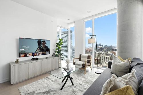Downtown Toronto Apartment | Modern Downtown Retreat - Sleek Patio Oasis