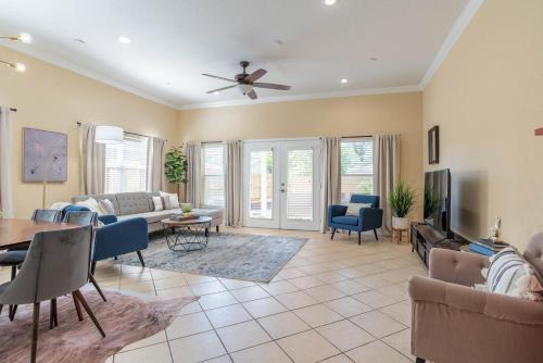 College Park House | Modern DT Home-King size Bed-Patios-Long Stays-WiFi