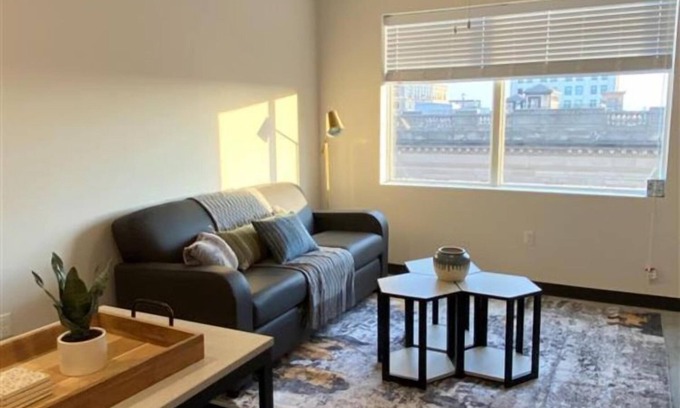 Downtown Lincoln Condo | Modern Elegance: 3BR Condo in Lincoln