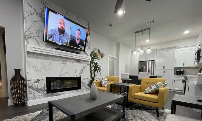 Oak Cliff House | Modern Elegant Duplex : 4 bedrooms and 4 bathrooms