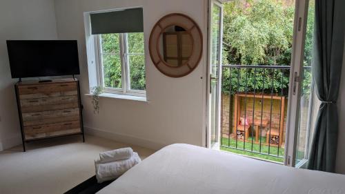 Welford House | Modern Elm Tree House with Cinema 6 Bedroom sleeps 12