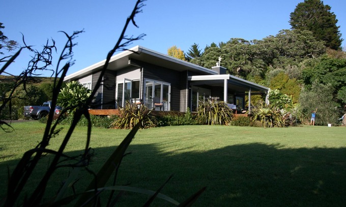 Kuaotunu House | Modern, Family Friendly Beach Bach - Kuaotunu (BYO LINEN)