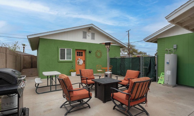Mesa House | Modern family-friendly 2BR guesthouse with full kitchen and washer/dryer.