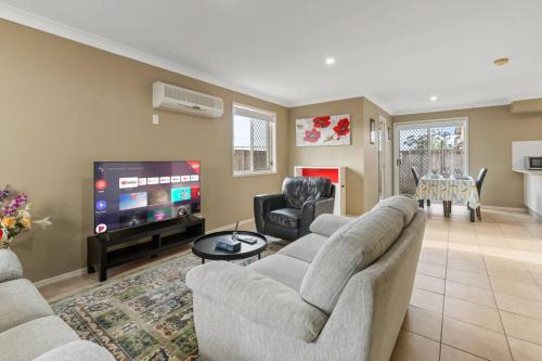Calamvale House | Modern Family Retreat Shops Parks and Transport