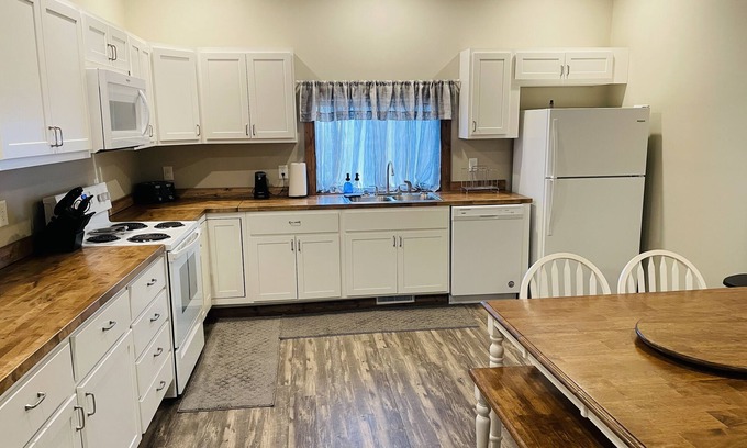 Wabash Apartment | Modern Farmhouse 3 Bed, 2 Bath Apartment, Sleeps 7, Lots of Space, Downtown
