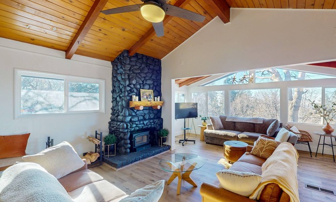 Crestline Cabin | Modern farmhouse cabin w/multiple decks, a fireplace & A/C-close to outdoor fun