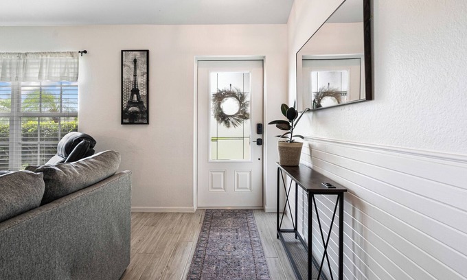 Mariner House | Modern Farmhouse, Families Welcome! Private Backyard!