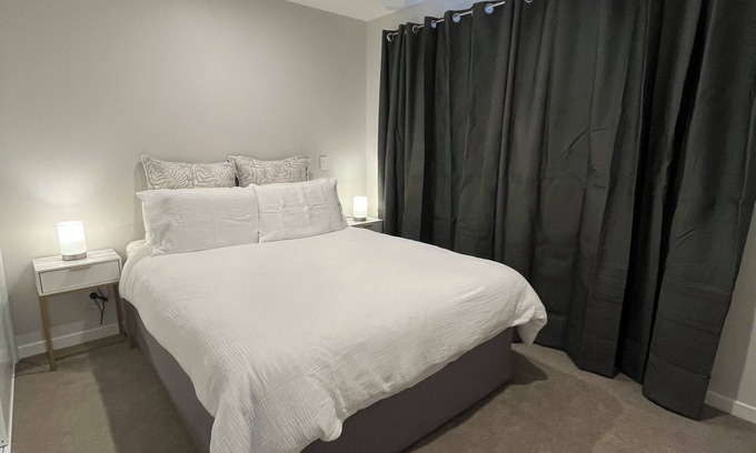 Kawarau Falls Apartment | Modern Flat with Mountain Views in Queenstown