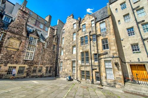 Old Town Apartment | Modern flat with Nice Views by the Royal Mile