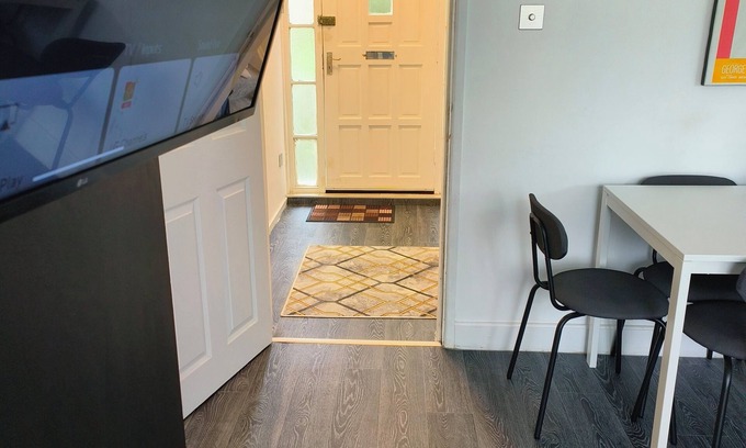 Salford House | Modern Fully furnished 3 Bedroom Family House With Garden And Parking