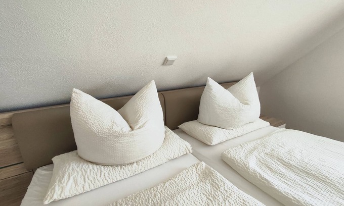 Grossweingarten Apartment | Modern furnished attic apartment