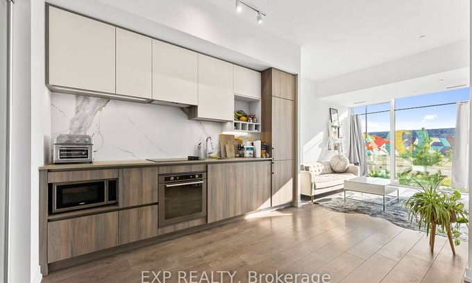 Vaughan House | Modern Ground Level Townhome with Easy Subway Access - Ideal for Extended Stays