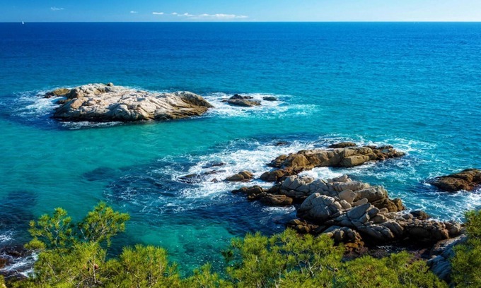 Costa Cunit Villa | Modern Hilltop Haven w/private pool 7km to beach!