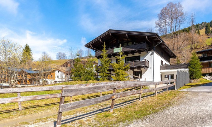 Saalbach Apartment | Modern holiday home with sauna