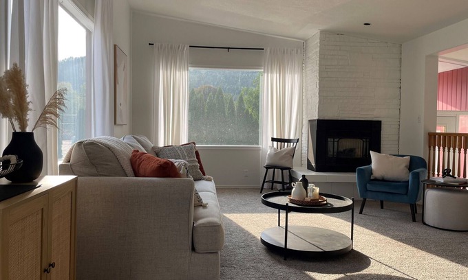 Trail House | Modern Home - 3 BD, 2 Bath, Laundry & Full Kitchen