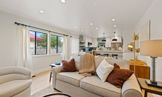 Atwater Village Apartment | Modern Home - 5 Mins walk from Atwater Village Shops and Restaurants!