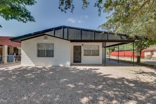 Edinburg House | Modern Home in Edinburg Half-Mi Walk to UTRGV!