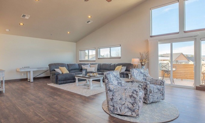 Boyd Acres House | Modern Home w/mountain views! — 9 minutes from downtown!
