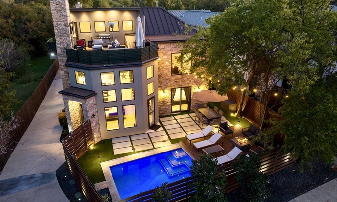 Galindo House | Modern House 5 min from DT with Pool l Gym l Rooftop with DT View