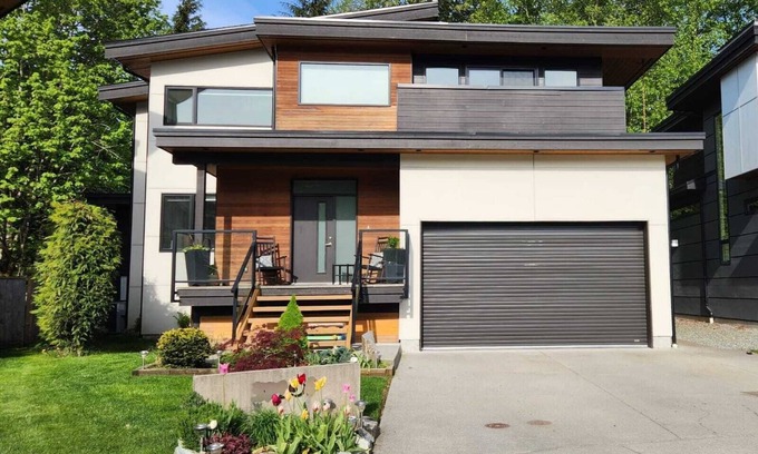 Squamish House | Modern House, Amazing Location: 4BR, Sleeps 8, A/C, King + Queen Beds, Bike