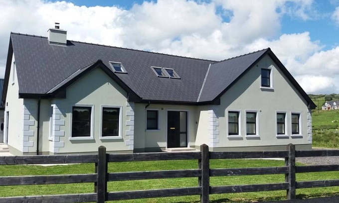 Lecemy House | ★ Modern House | Countryside Views | Playground ★
