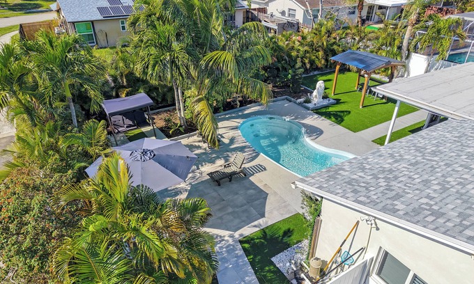 Survey Creek House | Modern house in beautiful West Boca Raton, mini-gym, pool, outdoor kitchen