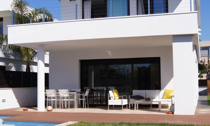 El Roc de Sant Gaieta House | Modern house on the beach with pool and WIFI
