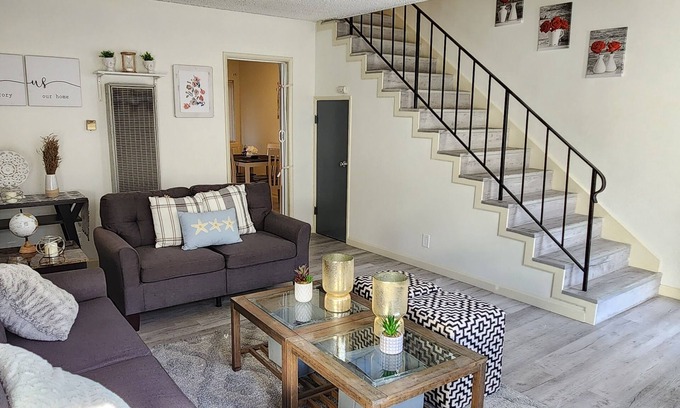 Inglewood Apartment | Modern Inglewood Townhouse Near Sofi & LAX