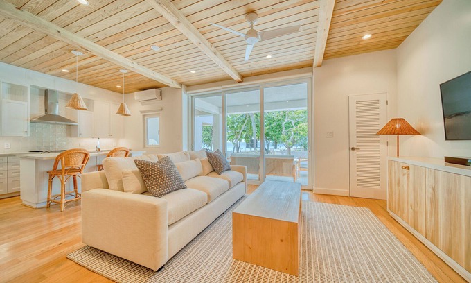 Antoneys Cay Condo | Modern Island Living – 2-Bed, 2-Bath Beachfront Condo at Watercolors Roatán E4