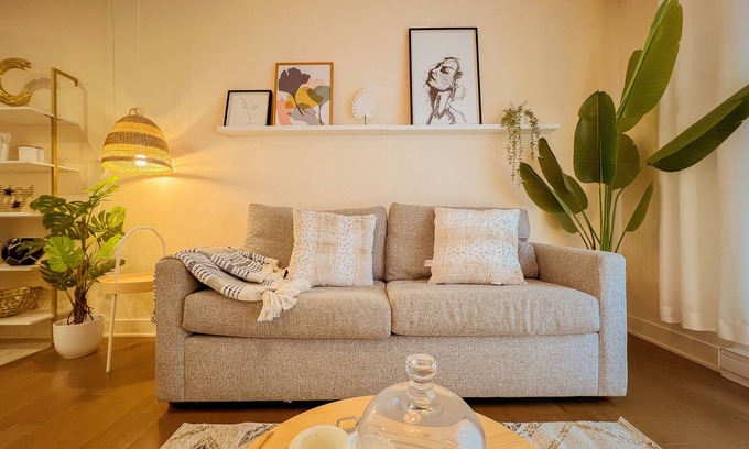 Monkland Village Condo | Modern King Suite with WiFi- Gym -Terrace - Parking- Close to Downtown & Airport