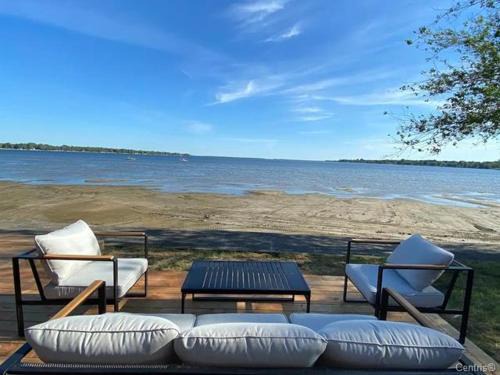 Venise-en-Quebec Villa | Modern Lake Champlain Villa with Spa