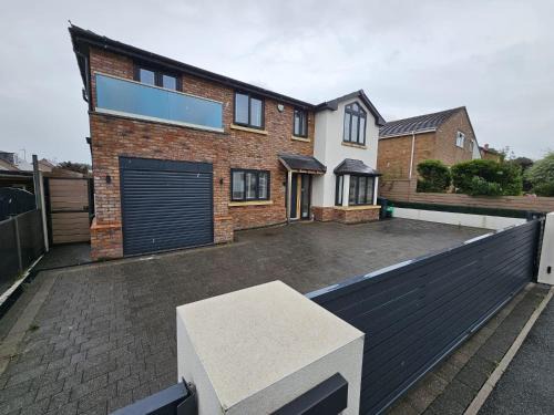 St George House | Modern Large 4-Bed Property sleeps 10 in Abergele