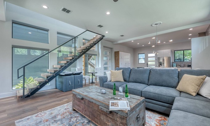 Southtown House | Modern Lavaca Group Rental