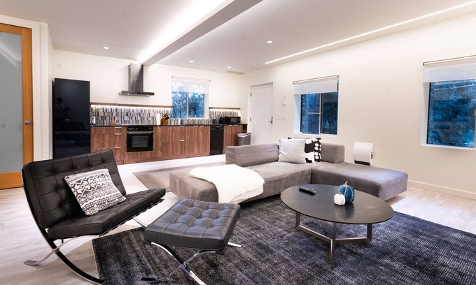 Kirkland Apartment | Modern Loft with Park Like Setting View