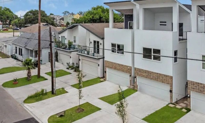 Central Business District House | Modern Luxe retreat in EaDo Downtown Houston few blocks from Minute Maid Park