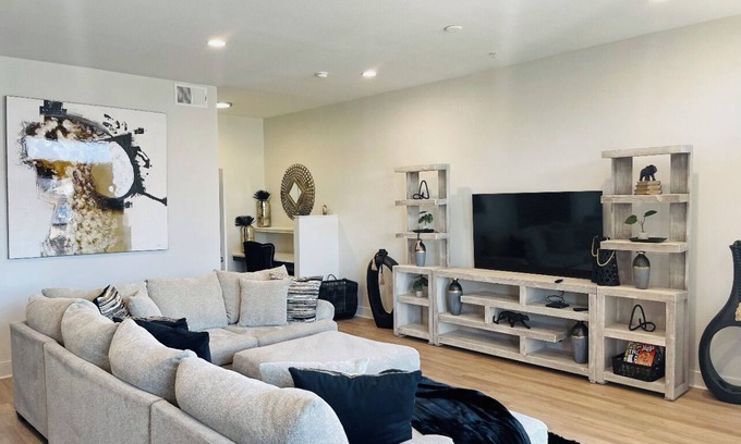 Deep Ellum Apartment | Modern & Luxurious Cozy Downtown City View Getaway