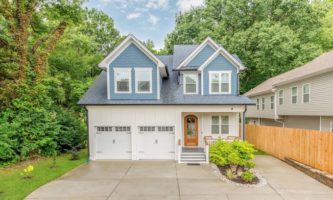 Shannon Park House | Modern Luxury Home near NoDa 5BR, 5BA, Sleeps 10