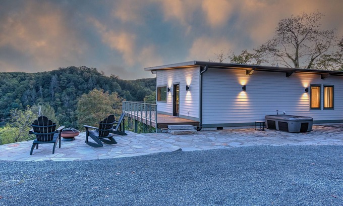 Marshall Cabin | Modern Luxury Meets Mountain Getaway. Amazing Views, Hot Tub+More!