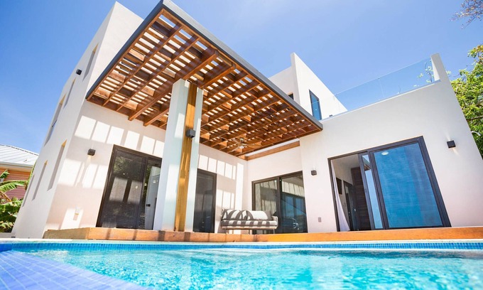Lighthouse Estates House | Modern luxury with stunning Views at West Bay Breeze