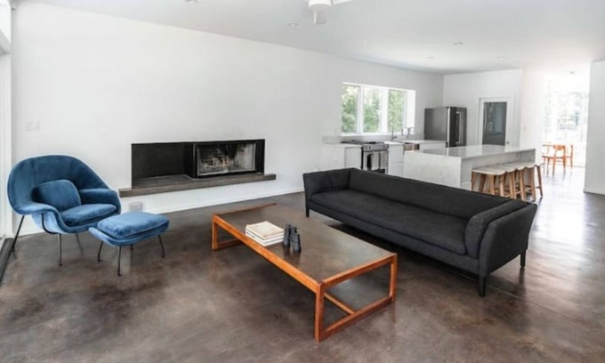 Wappingers Falls House | Modern minimalist Beacon-area home 1.5h from NYC