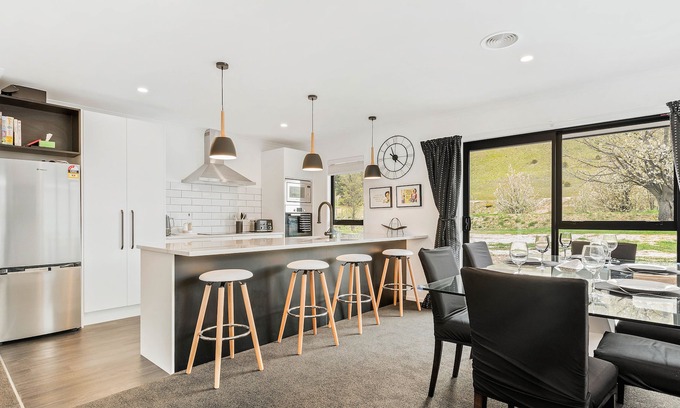 Lowburn Cottage | Modern Mount Pisa - Cromwell Holiday Home