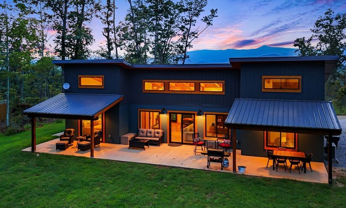 Old Fort House | Modern Mountain Home w/Hot Tub, Panoramic Views + Biltmore Pass Included