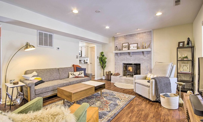 Chester Gap House | Modern Mountain Retreat w/Deck + Hot Tub!