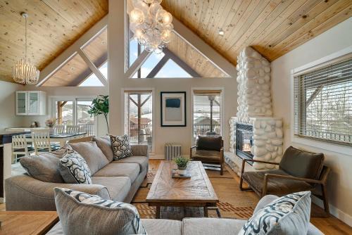 Tabernash House | Modern Mountain Retreat w Scenic Views Hot Tub