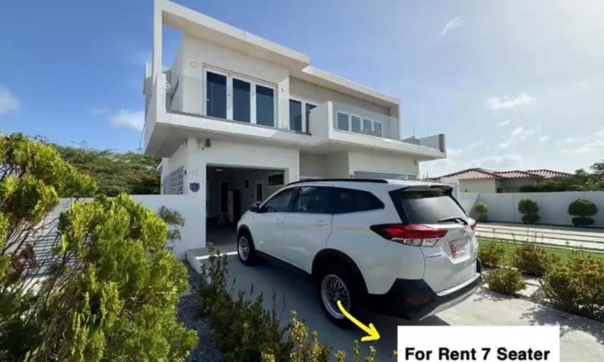 Kamay House | Modern New 3BR house with a splash of glam+Pool.5 Min from Palm and Eagle Beach.
