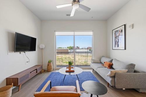 Downtown Louisville Apartment | Modern Nulu 2BR CozySuites 06